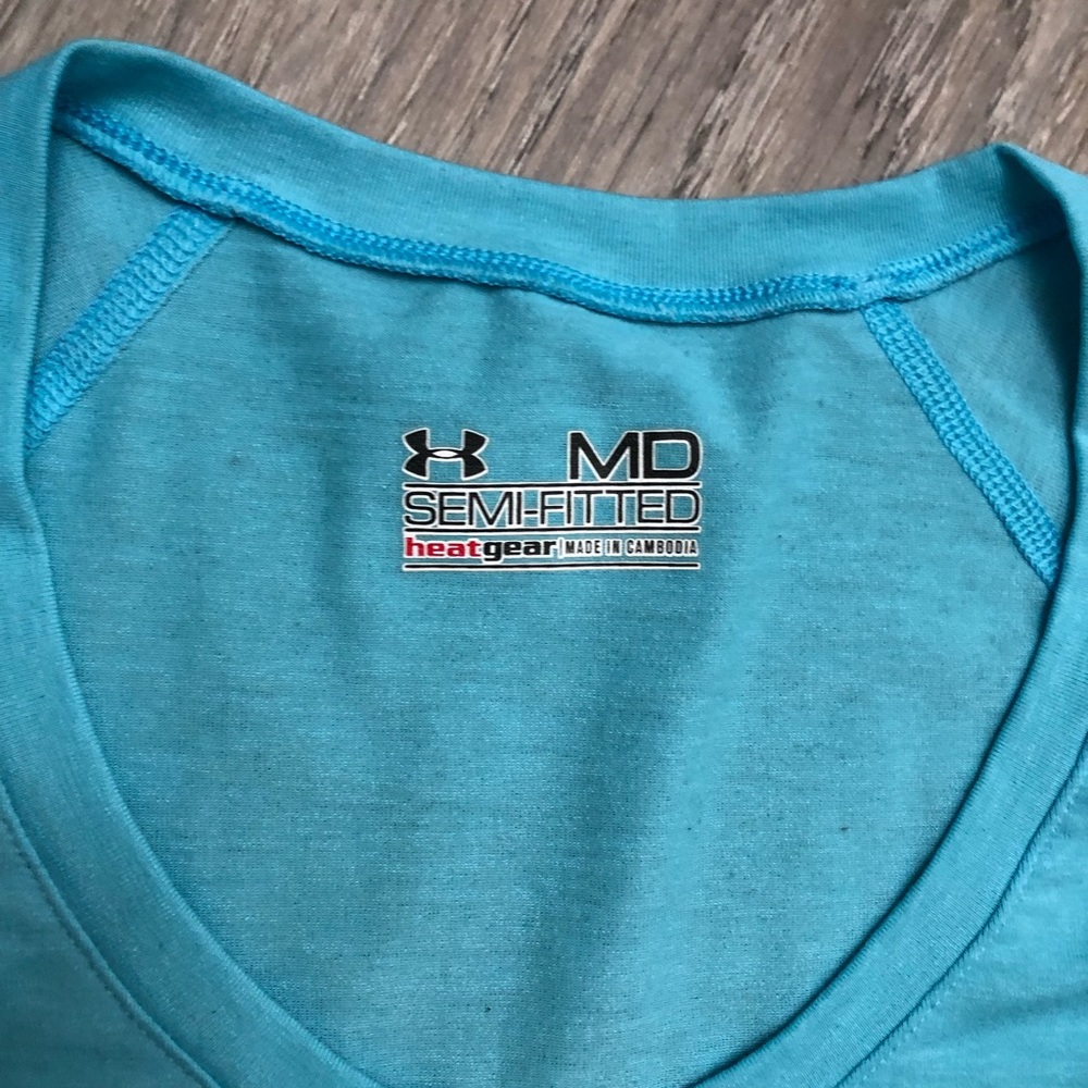 Athletic under armour tee/ semi fitted